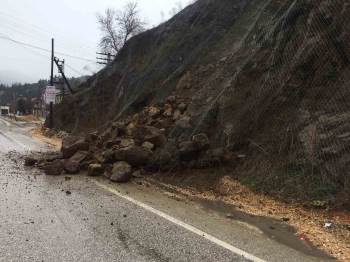 Yola Düşen Kaya Parçaları Trafiği Aksattı
