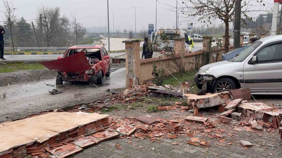 Düzce’de otomobil duvara çarptı, 5 kişi yaral…