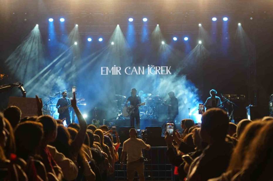 Emir Can İğrek Konserinde Sevenleri Alana Sığ…