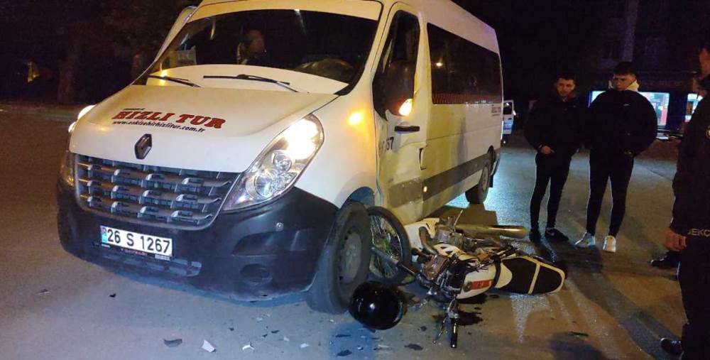 Eskişehir'de motosiklet ve servis çarpıştı: 2…