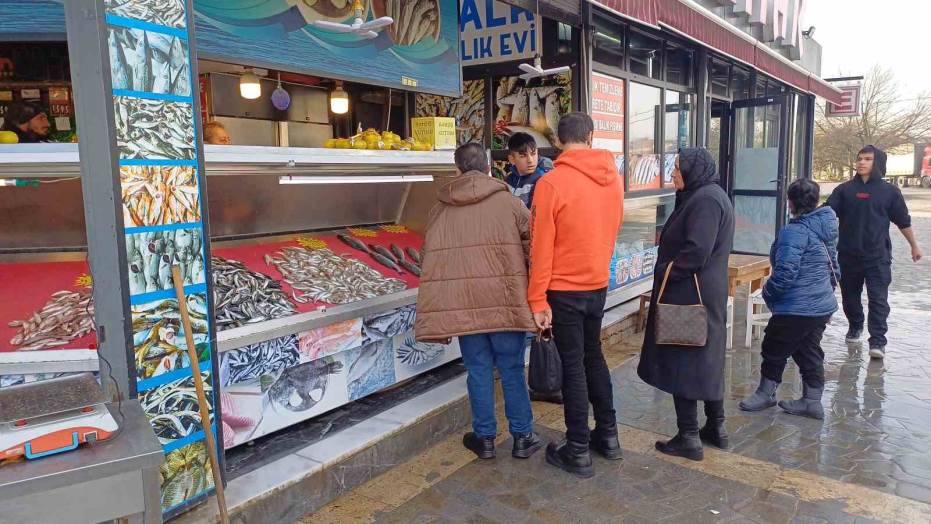 Karadeniz’in balık bolluğu, Düzce’de tezgahla…